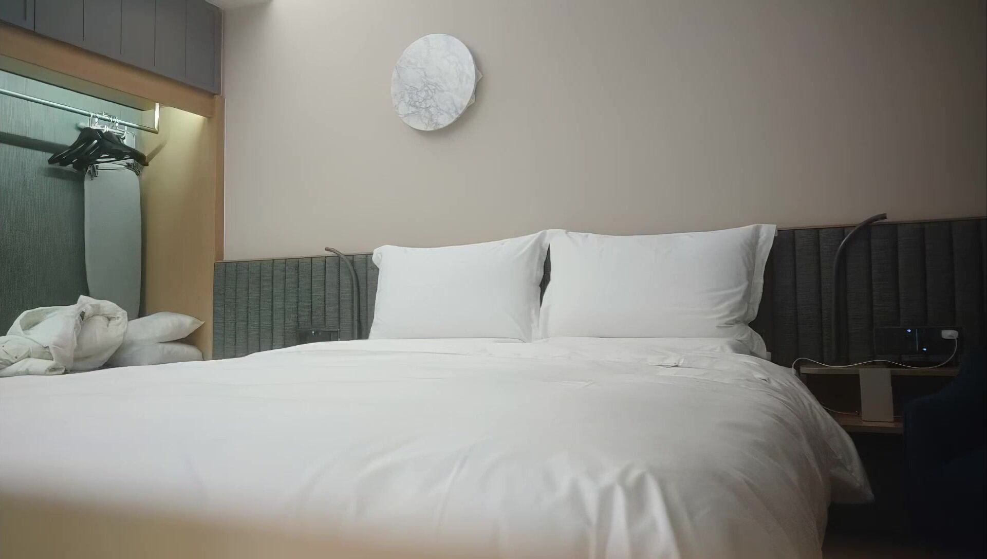 【开发探索】168CM超甜酒窝美妞，顶级美臀身材很棒，妹子很听话骑脸舔逼，美女翘起屁股，后入爆操小骚逼1080P横版