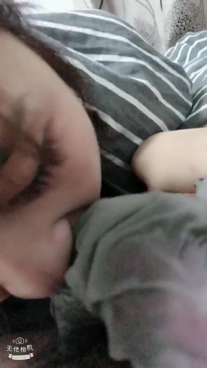 新疆小萌妹，透着丝袜舔，芊芊玉手、樱桃小嘴，小嘴一口一口，有文秀书香之气，和这样的妹妹玩起来特别有趣！