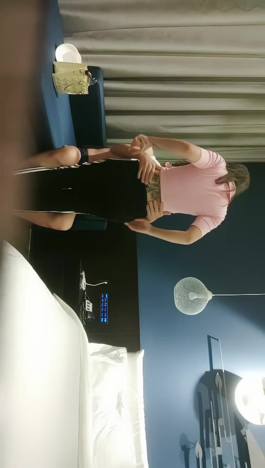 【AI高清2K修复】2021.10.7，【浪利战神】，探花界打桩机，25对大长腿小少妇，深夜来相会，C罩杯，床边啪啪