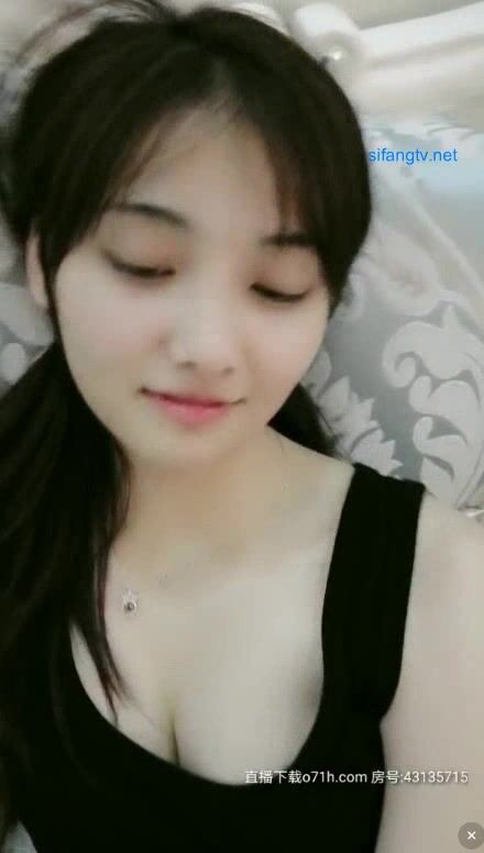 还在读大学的极品清纯妹子，被校园网贷高利贷所逼，只能下海挣钱还债，这个大叔太性运了，下面很紧 惊喜的是可以无套内射她 (2)