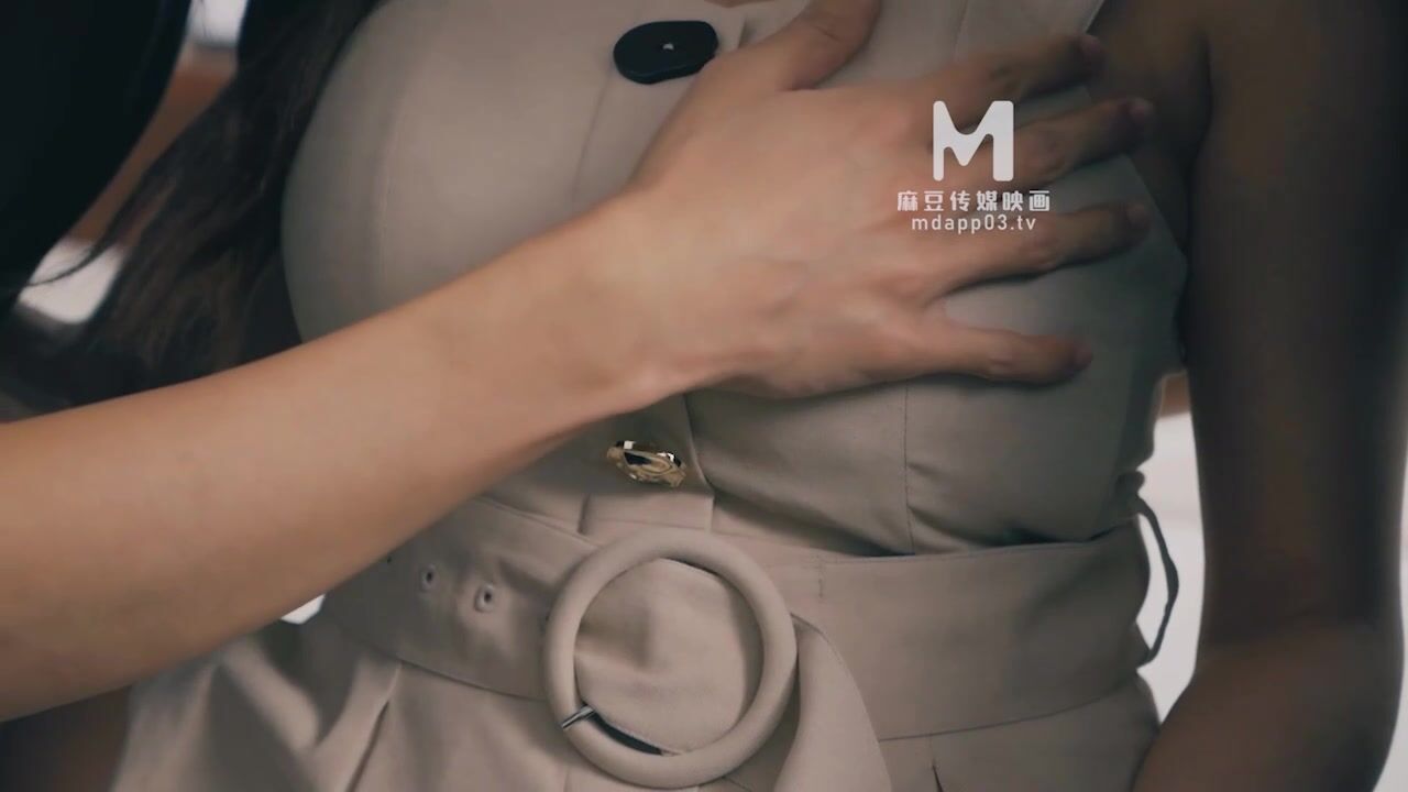 【国产AV荣耀 新春推荐】麻豆传媒正统新作MD215-巨乳成人女性『张芸熙』强势回归疯狂3P激情操 高清720P原版首发