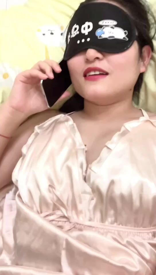 女电话男同事：真的假的，没干嘛啊看电视呢，你可以来找我玩吗，我这几天都有空。 男：你个贱逼，又勾引狗男人来找你是不是