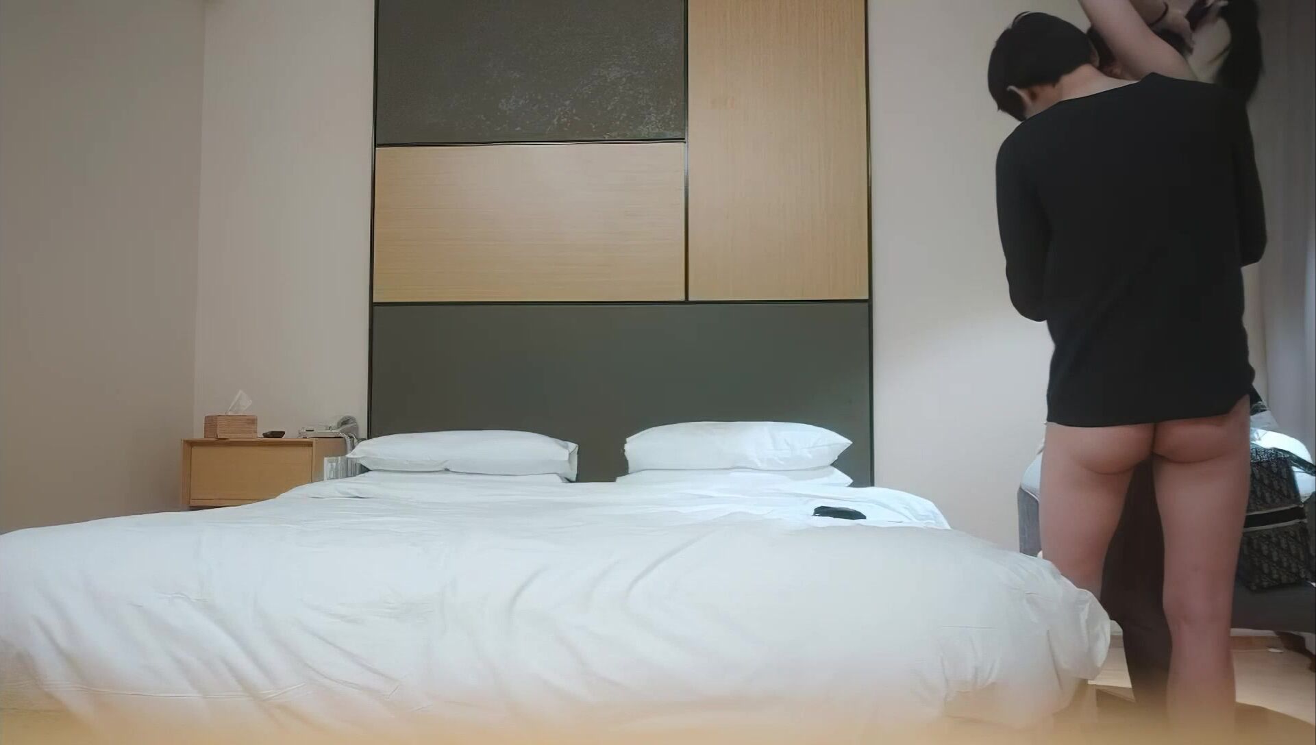 【开发探索】文静乖巧顶级美妞，自带情趣女仆装，侧躺着大屌插嘴 ，开档黑丝张开双腿爆插 ，扶着细腰站立后入1080P横版