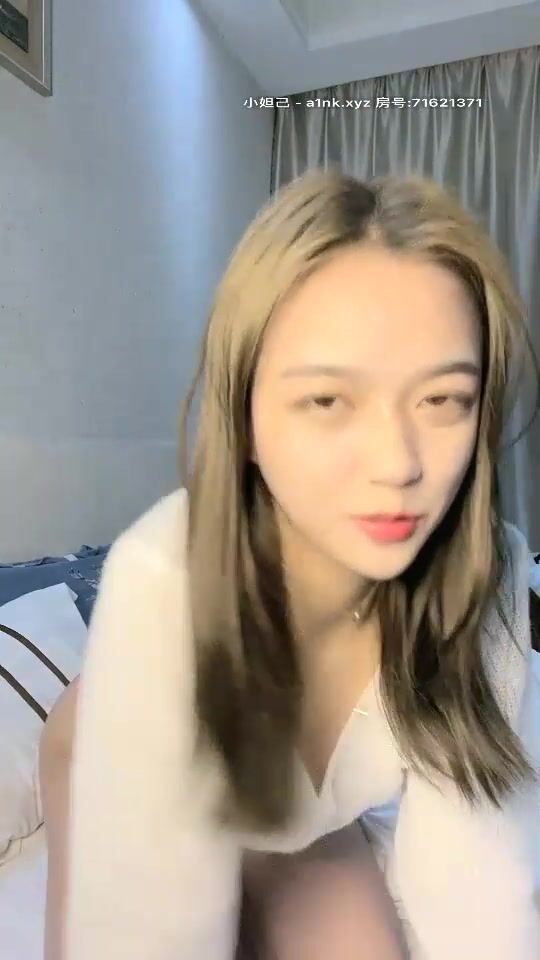 【清纯笑起来甜美邻家妹妹】下海跳蛋自慰，撩开被子没穿内裤 ，拿出跳蛋震动小穴 ，有点羞射把脸挡住，震得太爽往上顶