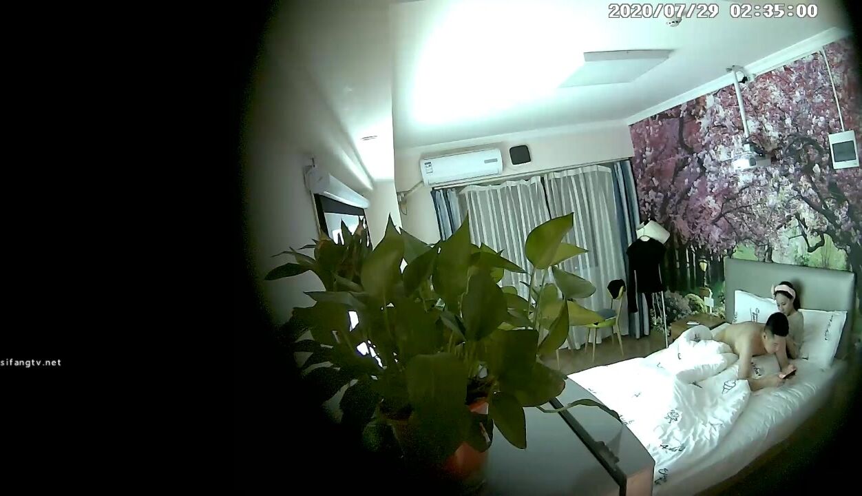 高质量酒店偷拍东北情侣开房大战三回，这妹子正脸太漂亮了，高挑苗条的身材 穿着紧身牛仔裤，翘臀特别亮眼，可以打9分了