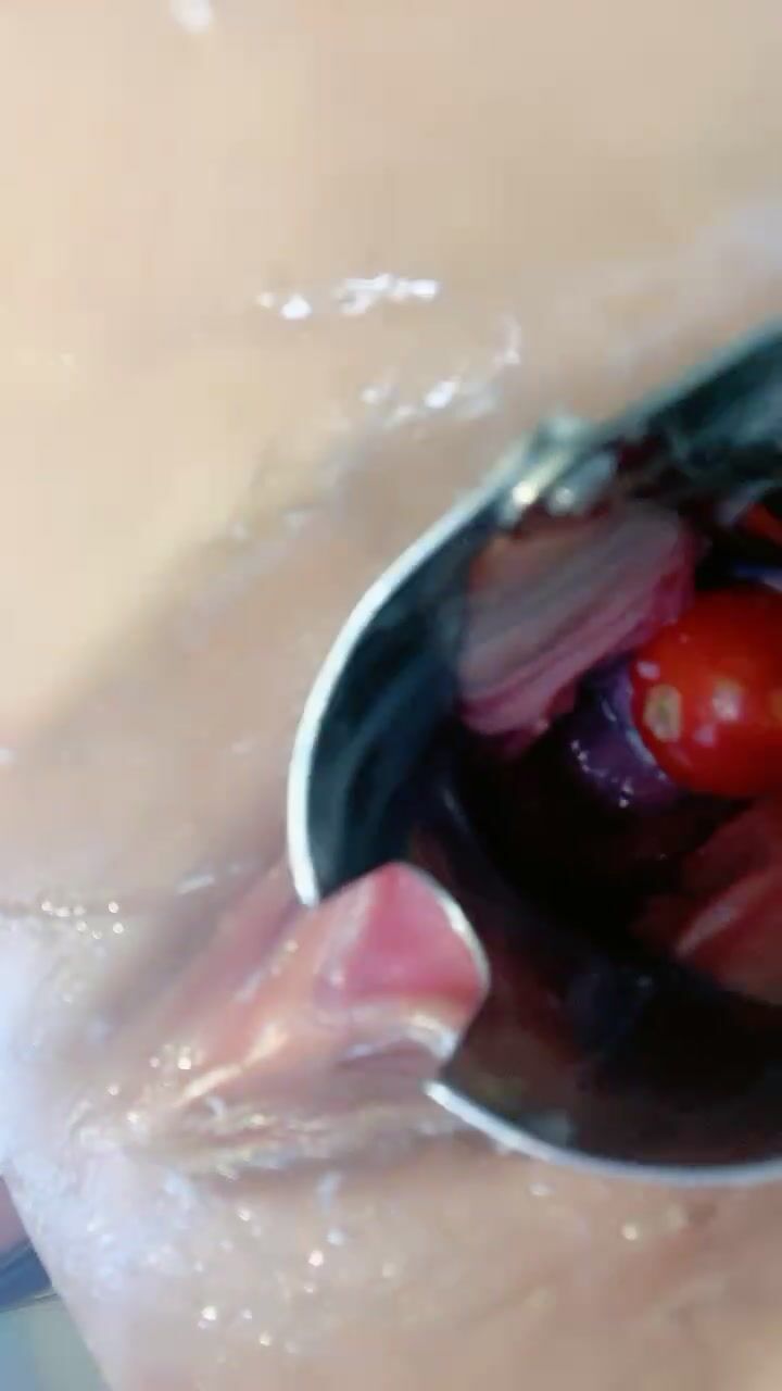 颜值不错的年轻小骚妹自己快把逼玩废了，全程露脸扩阴器玩逼抠穴，道具抽插逼里塞水果鸡蛋吐出来，激情拳交