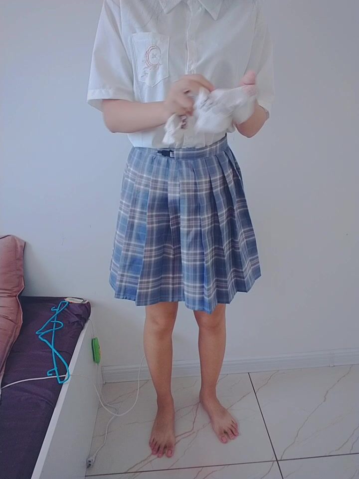 JK妹子做错事了，自己自拍打屁股视频认错