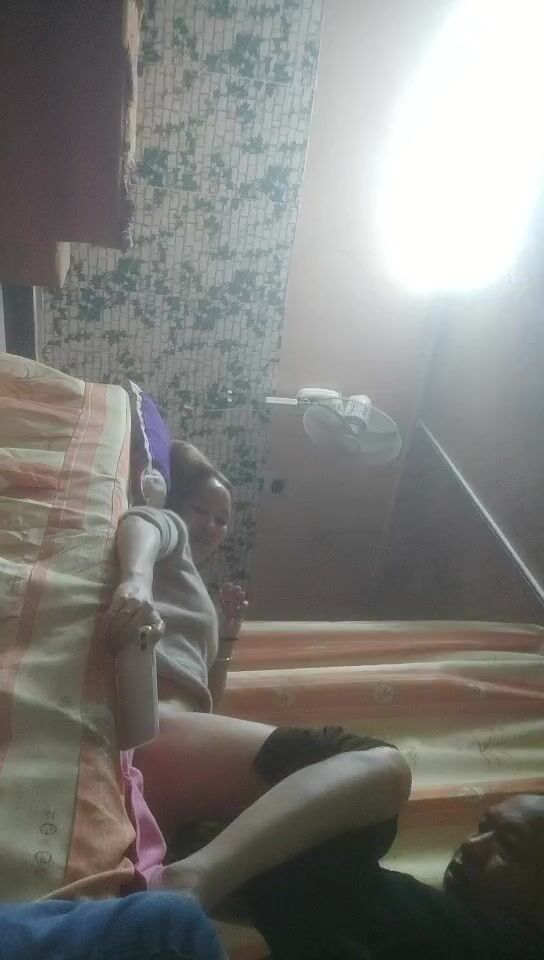 2022.2.17，【搞沐足按摩女】，按摩店各种勾搭，带出店回房间啪啪，苗条风骚，小荡妇随意让你玩，啪啪暴插蜜桃臀