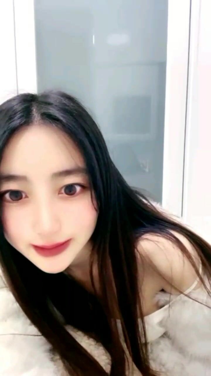 长发飘飘篇、小仙女，手指插穴，汪汪的小淫水声听着真得劲