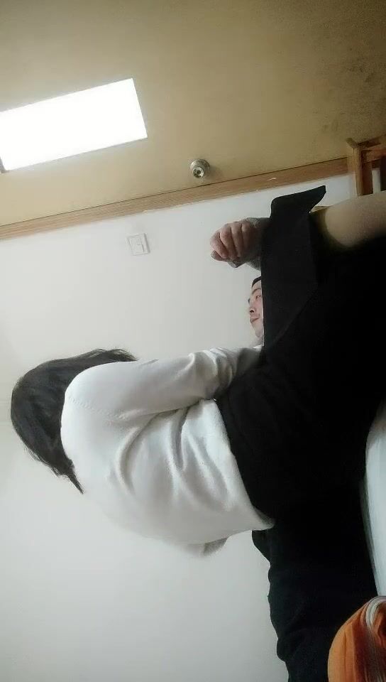 2022-2-16【吃葡萄不吐葡萄皮】大叔找熟女技师服务，脱下裤子打飞机，撩起裙子拔下内裤，摸摸搞搞69姿势口交