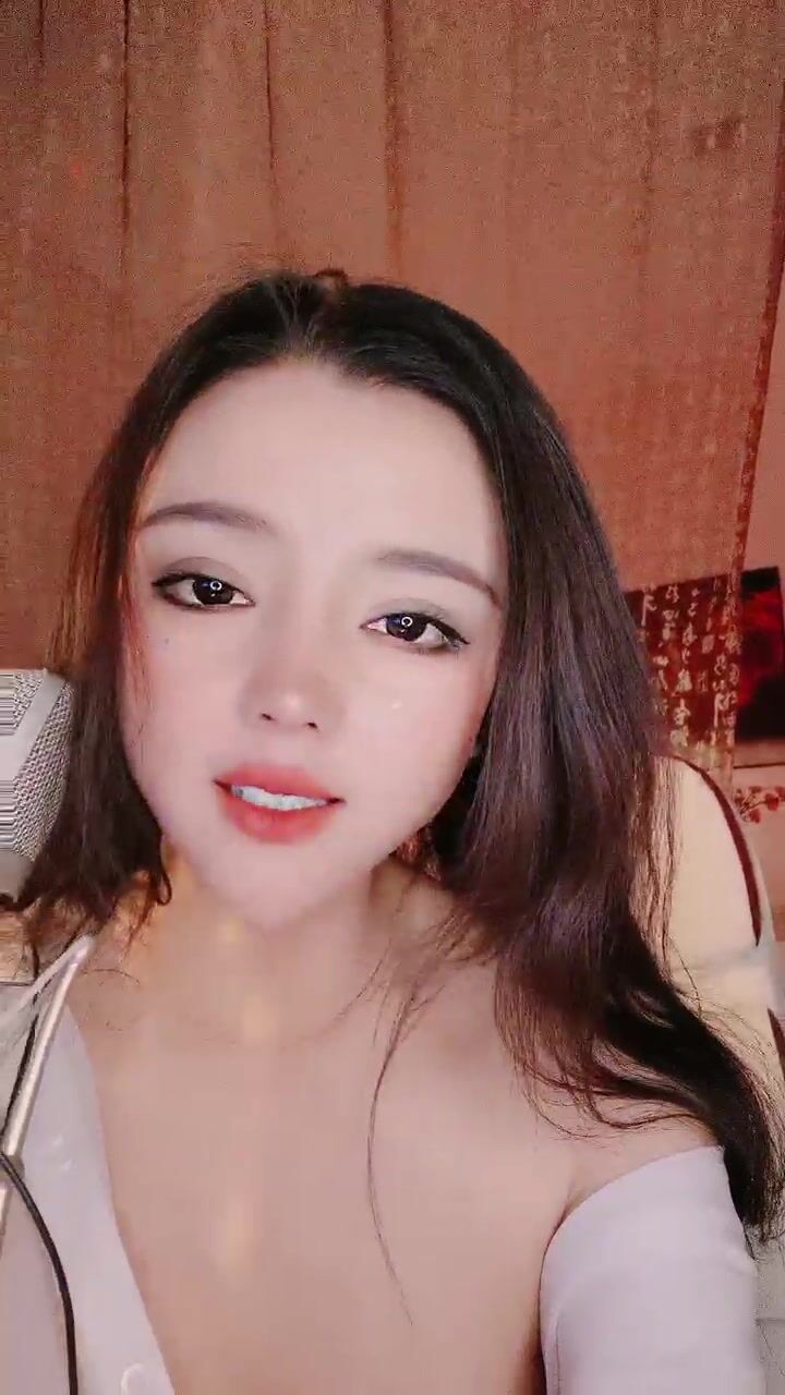 肉肉的可爱妹子，舞姿诱人，白皙大奶乱跳，搔首弄姿热舞诱惑，骚的很