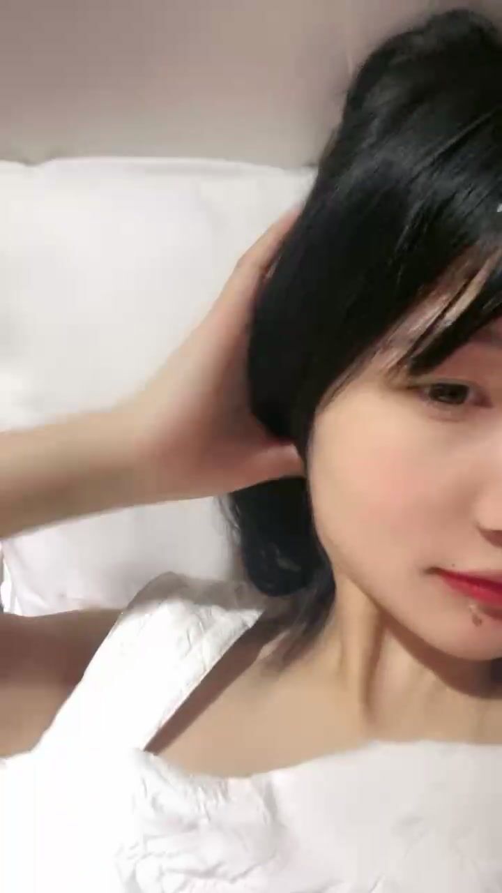 【今日刚播极品美妞】撩起裙子自摸多毛骚穴 ，掰开紧致小穴手指扣 ，炮友不得行干不了 ，美女有点羞涩，摸太爽