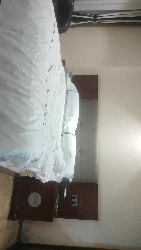 【新片速遞】2022.2.21，【冒险雷探花】，2600约外围女神，颜值高，身材好，肤白貌美，满目含情秋波共度