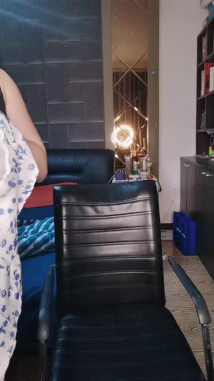 年轻丰满白虎一线天的小妹妹三点全露粉粉的手指插穴，呻吟声秒硬太骚了，用道具来回抽查一下就出了很多水