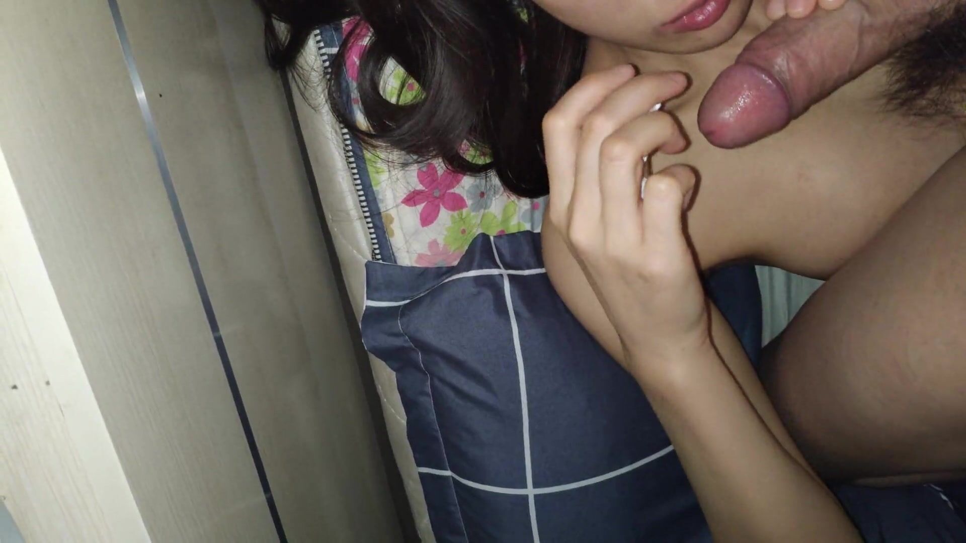 陕西女友一边吃弟弟一边研究，说着贼淘气的话了，屏幕前的我看着都觉得很甜