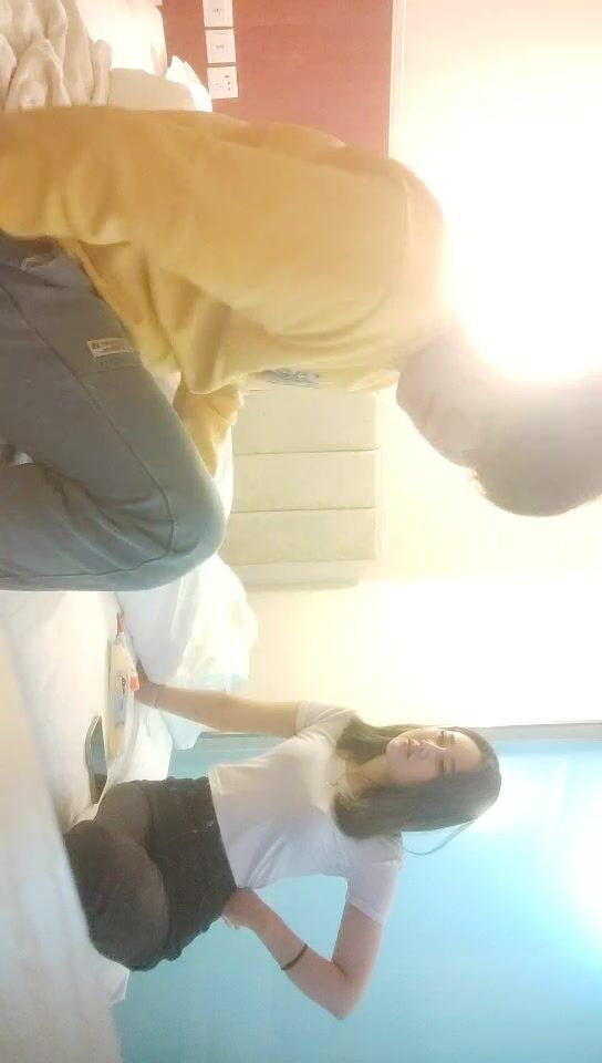 2022-2-22【冒险丶雷探花】圆脸甜美小姐姐，坐在身上有点羞涩，掏出JB一顿吸骚起来，边口边说骚话，骑乘猛操大屁股