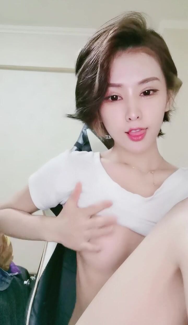 【中性打扮短发酷酷美女】 S型翘起好身材 ，没穿内裤掰穴特写 ，坐在椅子上玻璃黄瓜抽插 ，进进出出闭着眼睛享受