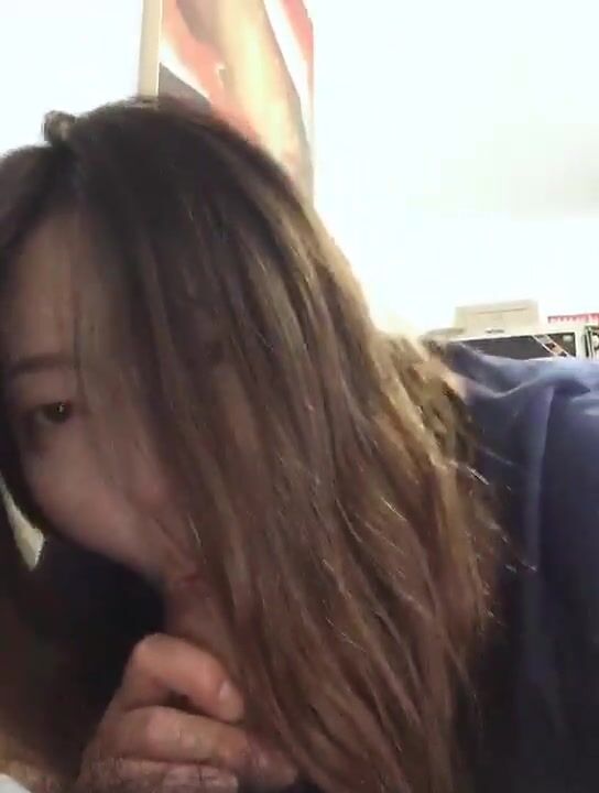 大二学妹，班花小母狗，出租屋尝试禁果，吃着大鸡巴无套上位，抽插这样的大肉臀真尼玛爽