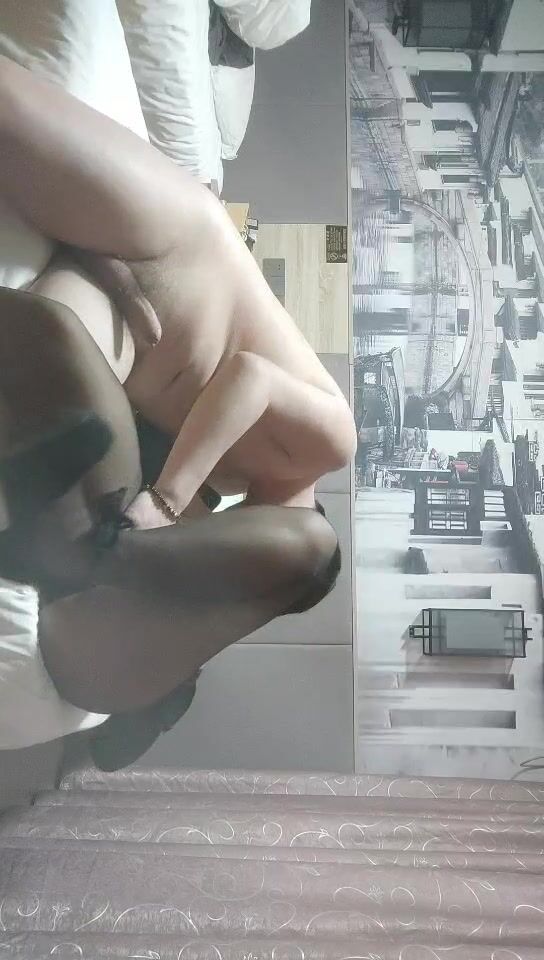 2022-2-25【柒探长】无套内射良家美妞，黑丝高跟鞋，带上项圈调情，美女很喜欢吃JB，69舔骚逼，骑乘后入爆插