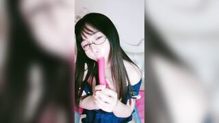 【婴儿肥眼镜御姐】 演绎老师勾搭学生 ，御姐音淫语骚话 ，性感黑丝振动棒抽插，掰开肥穴特写 ，展示美足娇喘呻吟