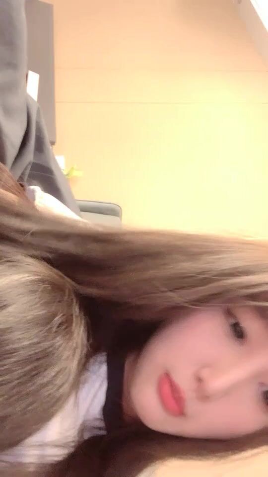 【新片速遞】2022.2.25，【撸点极高】九分超高颜值19岁美少女，偶像明星级别颜值 吊打各路网红，最佳撸管小视频