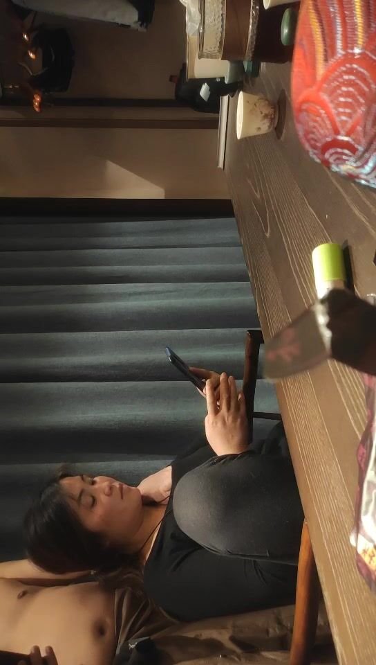 【新片速遞】2022.2.25，【中年妇女收割机】，各种礼物套路，忽悠良家人妻偷情，超清设备偷拍，酒店内相拥洗澡