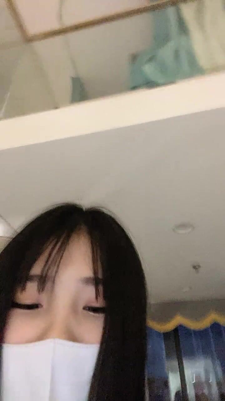 【新片速遞】2022.2.27，【笑性别够野呵】，新下海极品19岁嫩妹，尿液对着镜头喷涌，粉嫩穴被假鸡巴插得水汪汪