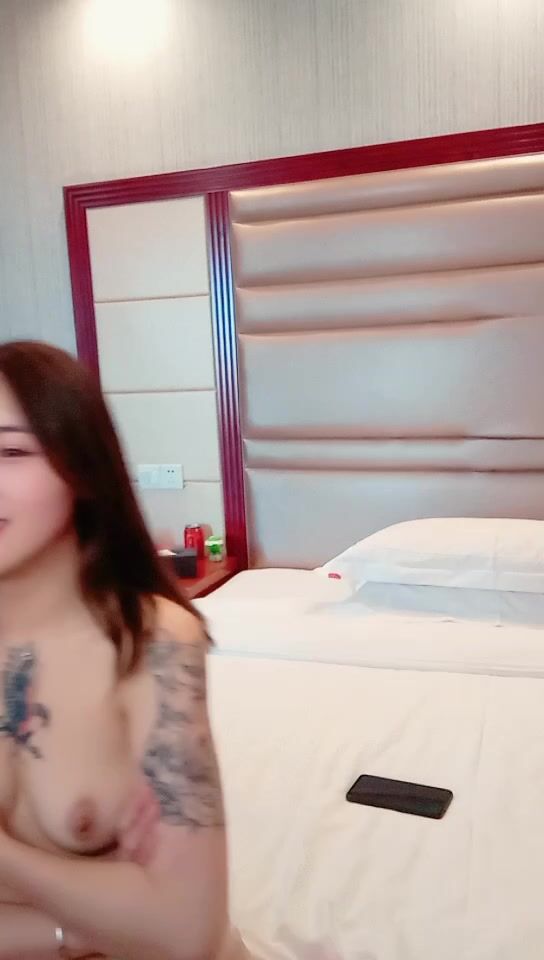 约个颜值不错的妹子酒店啪啪直播现场，全程露脸主动撸起小哥的鸡巴带上套子，激情上位抽插，精彩刺激不断