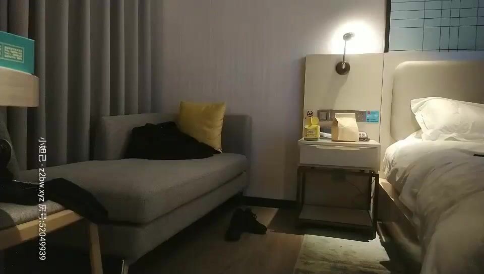 肌肉猛男酒店约操腼腆御姐，抽根事前烟再操，脱光光坐在身上舌吻 ，深喉吸吮大屌 ，双腿肩上扛爆插 ，掐着脖子操太爽浪叫