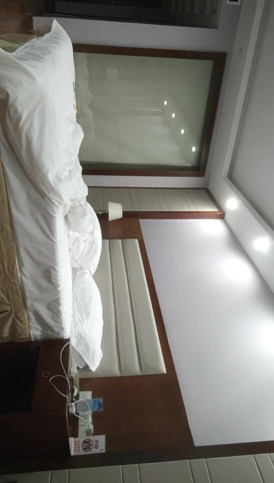 2022-3-3【换妻探花】双男约短发骚女3P，一个舔逼一个吸奶，双管齐下很淫乱，骑乘爆插大屁股，老哥旁边拍视频