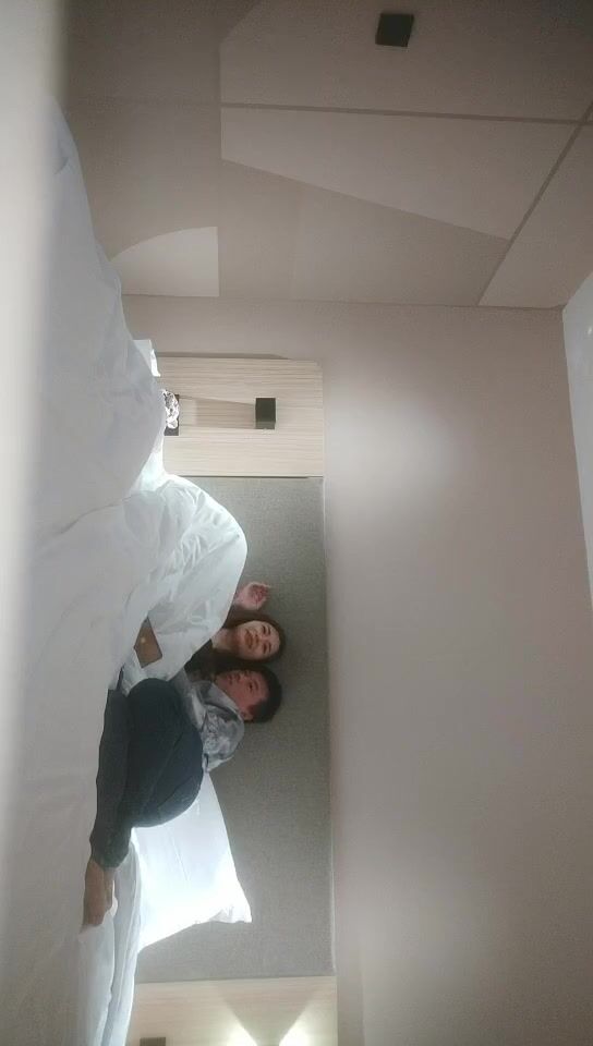 【新片速遞】2022.3.1，【兄弟联探花】，泡良达人，极品良家女神，重金忽悠酒店开房，身材苗条温柔可人对白精彩