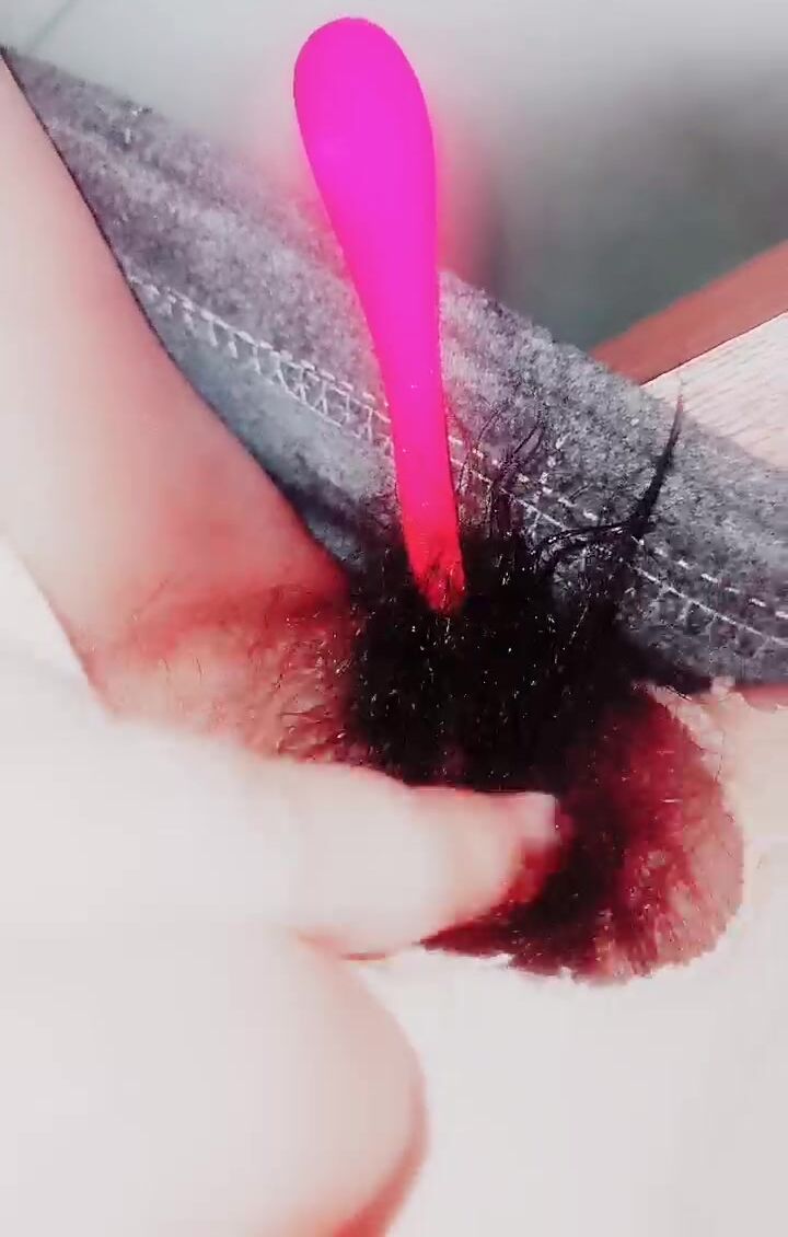 【新片速遞】2022.3.2，【大三丫头】，新学期，真实大学校园，上课塞跳蛋自慰偷拍，下课撒尿，食堂打饭