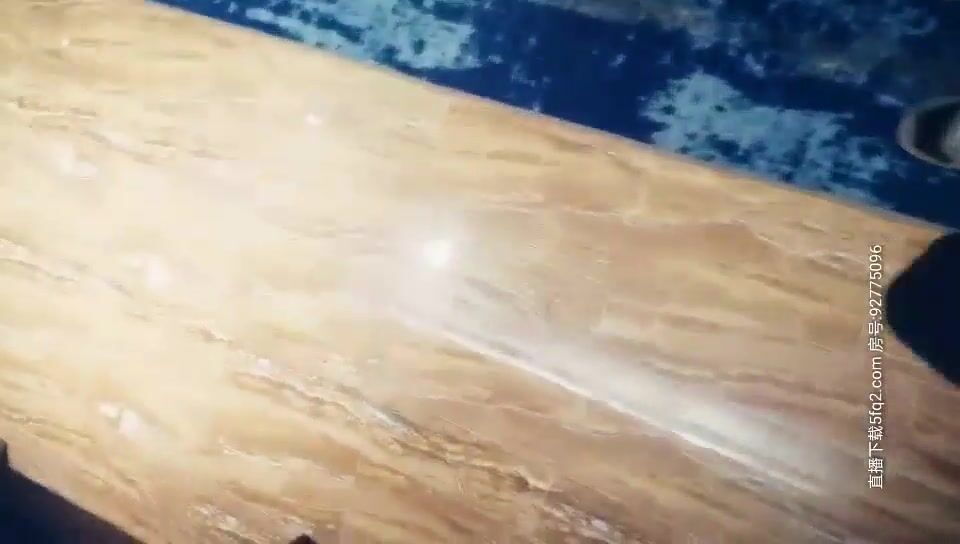 2500元约操甜美小姐姐，先来个舌吻美女有点羞涩，扒掉内裤摸穴 ，镜头前深喉口交 ，抱起来爆操 ，搞得美女舒服了