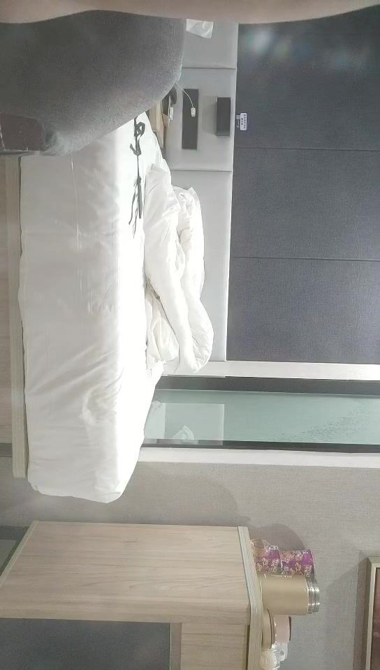 2022-3-4【柒探长】约操良家极品美少女，性感短裙手拿小鞭子，肉感身材蹲地深喉