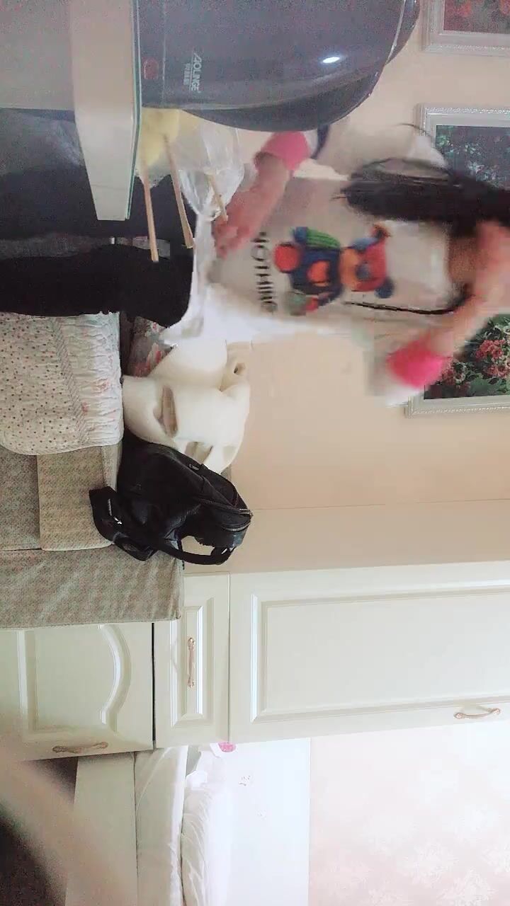 2022-3-7【小丑探花】深夜约操骚女，撩起衣服掏出奶子舔，伸进内裤摸穴，转战床上舔屌口交，大屁股骑乘爆插