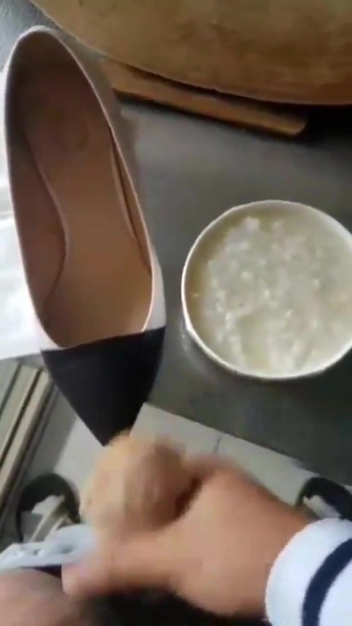 网友真实自拍 对我来说目前为止最刺激的事情莫过于此 用妈妈原味丝袜对着妈妈撸管 抄底 用妈妈喝的粥洗鸡巴射精