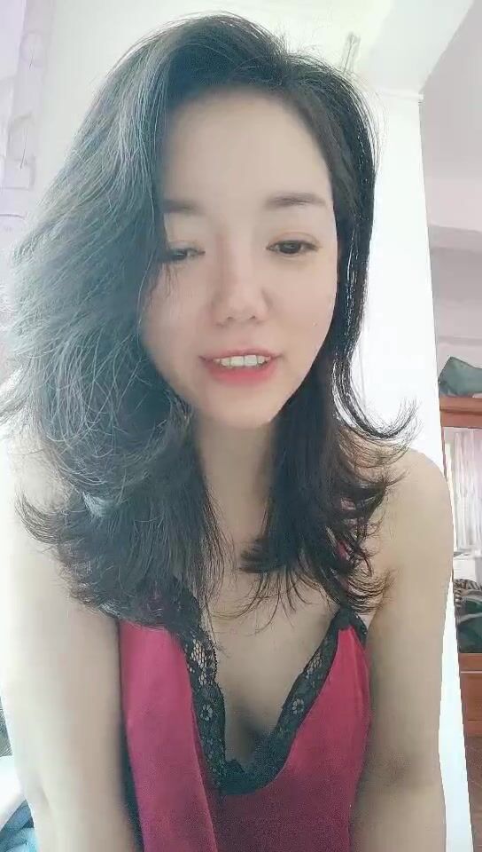 长卷发轻熟女红色睡衣性感红色丝袜丰满翘臀，撅起屁股特写私处，水很多骚的很扣穴