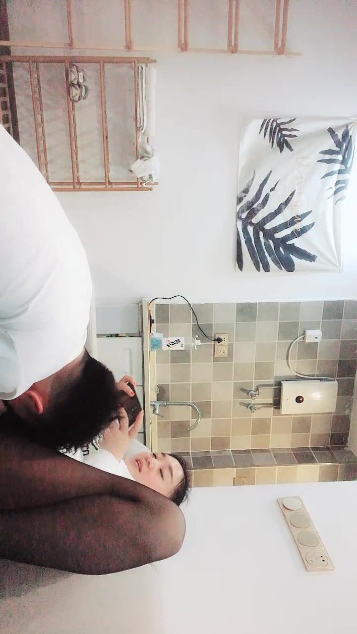 2022.3.7，【超人作乐探花】，爱吃菠萝的小少妇，黑丝美穴，沙发开抠，D罩杯美乳乱舞，啪啪暴插