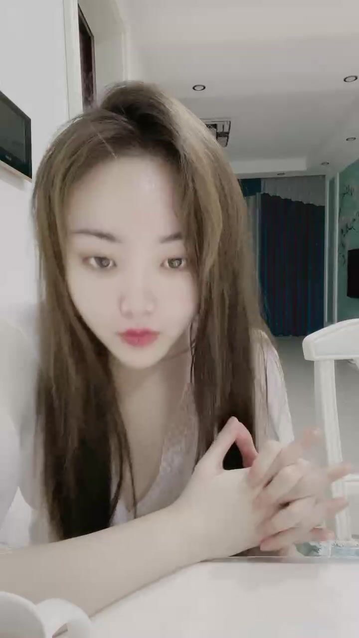 气质美少妇和老公直播，大姨妈来了只能诱惑了粉色裤头上还有经血