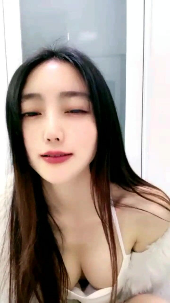 近期下海颜值最高的女神【偶像9分超高纯欲颜值】居然在虎牙做过网红直播，最要命的是身材还贼棒，还有极品大奶子