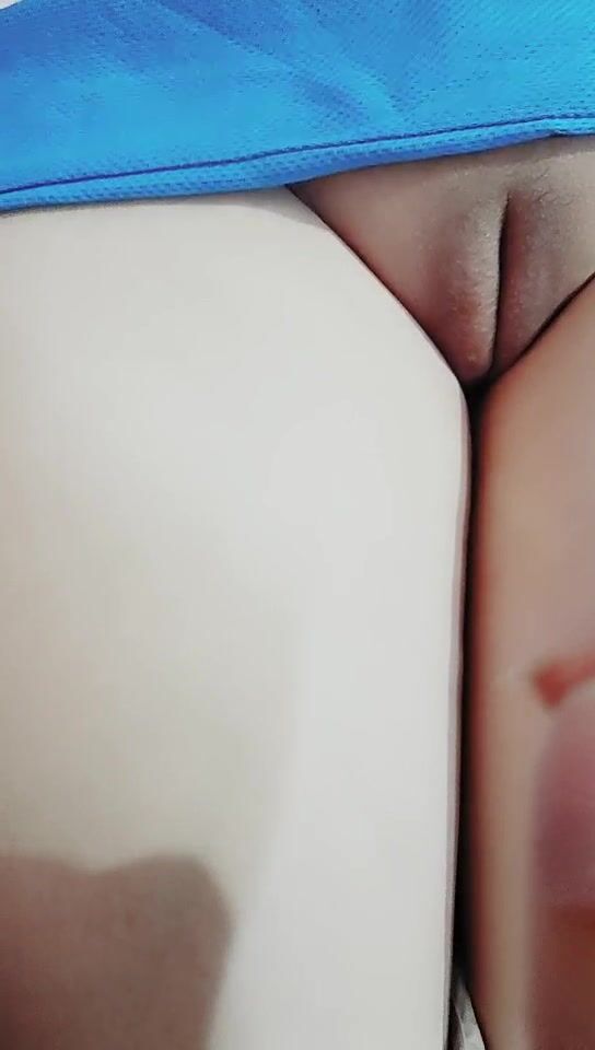 调教夜班同事女儿，揉奶玩逼无毛白虎好刺激，淫声荡语不断无套抽插还用跳蛋玩弄少女阴蒂好刺激，搞出好多水