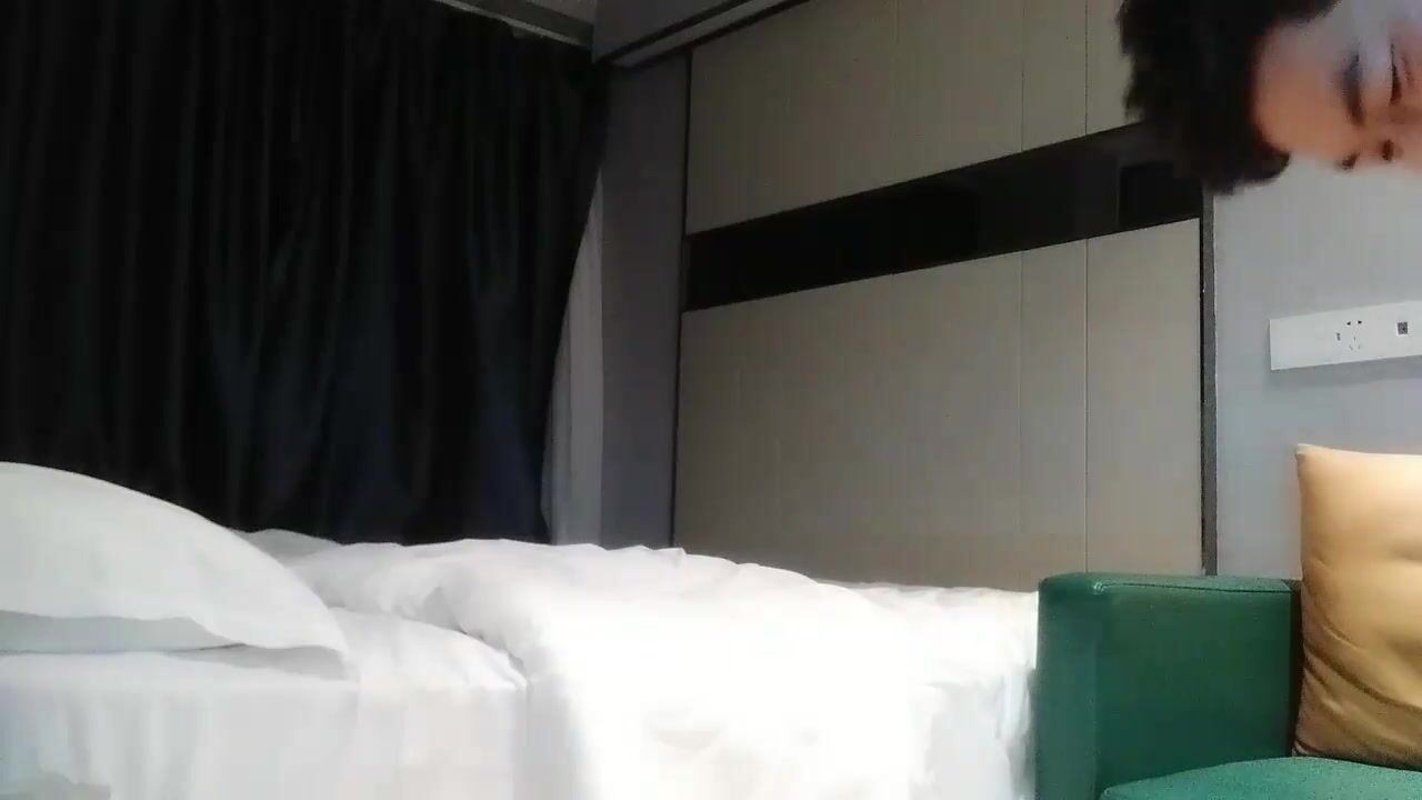 2022-3-13【牡丹花下寻欢】新晋老哥两男一女3P，风骚小少妇，前面舔着后面扣穴，骑乘爆插边插嘴，一个操完下个继续