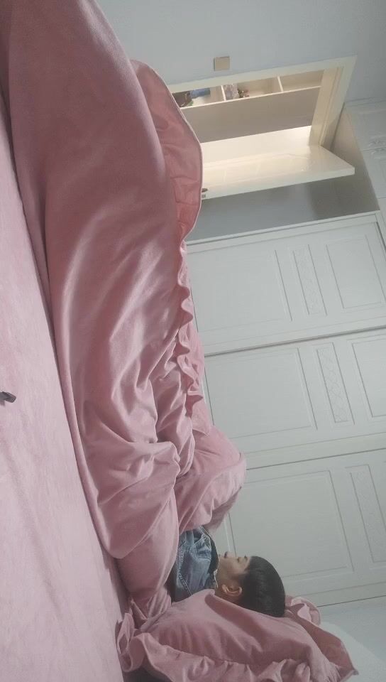 2022.3.13，【战狼无套】，短发离异人妻，玩着手机裸体躺平你随便玩，一会儿性欲大起干得激情