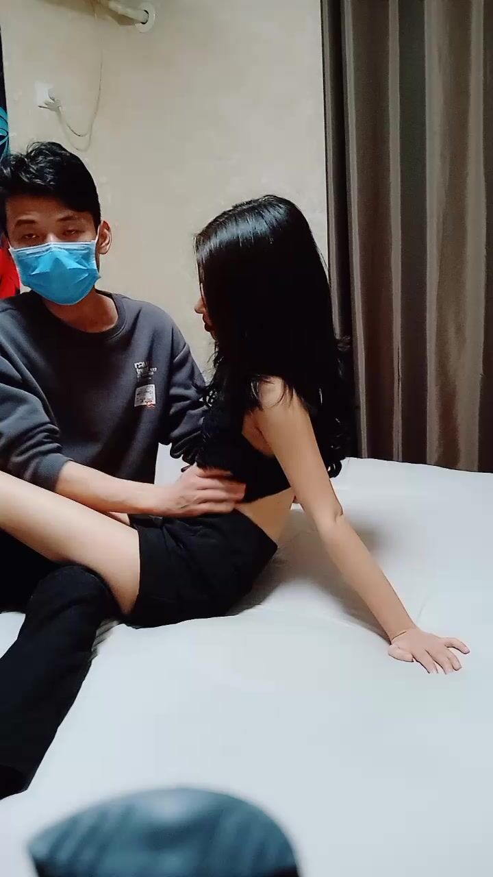 2022.3.14，【萌萌很骚】，黑丝小少妇，身材苗条皮肤白皙，黑森林稍微一碰就湿漉漉，暴插淫逼女上