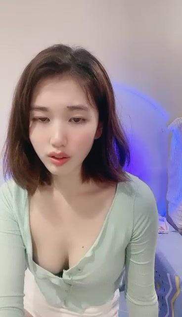 颜值区短发颜值女神，难得开收费大秀 ，撩下衣服露奶子 ，脱光光展示身材 ，一线天无毛美穴 ，手指揉搓小穴很是诱人