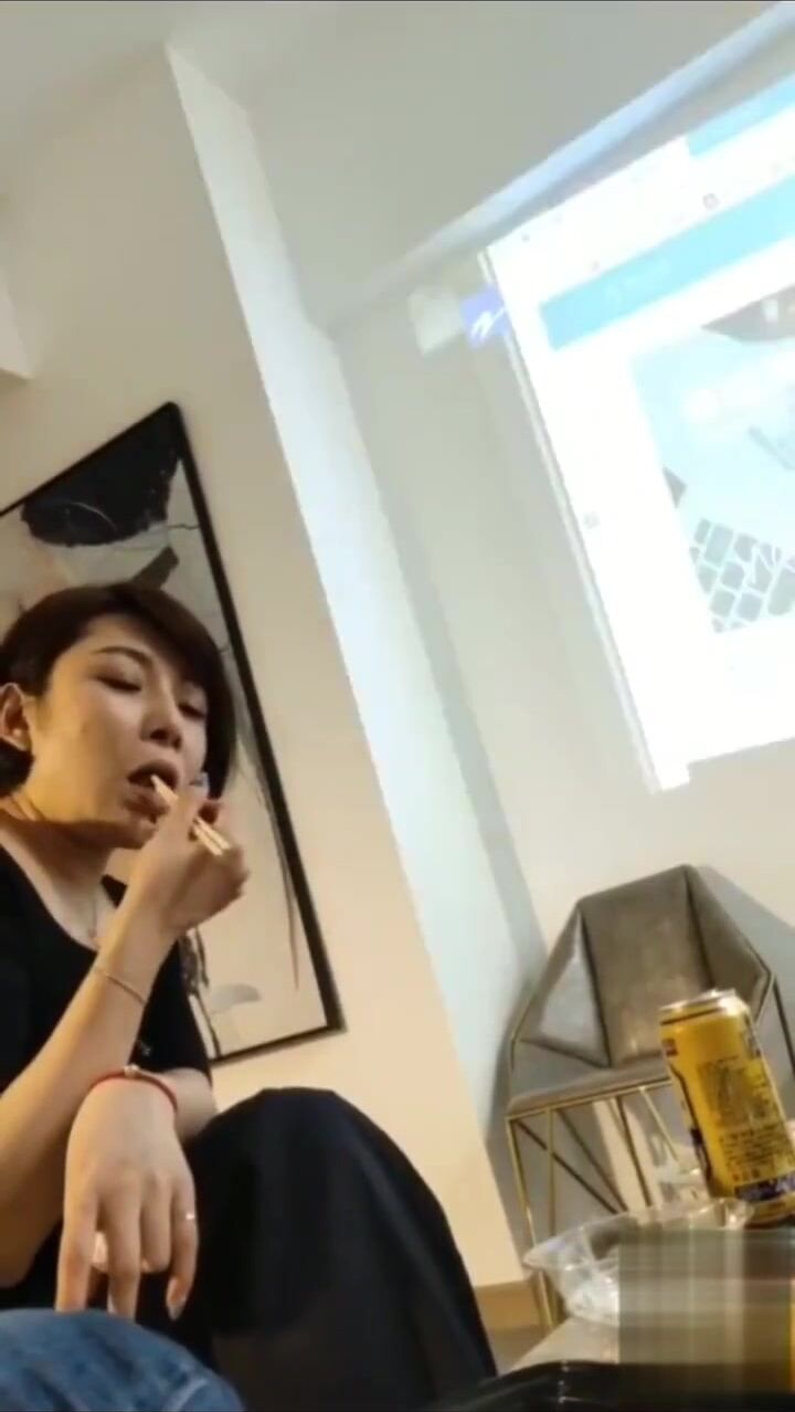 短发少妇偷情有钱眼镜男 宝贝 我要来了 射里面啦 嗯 大姐年轻时好漂亮应该有不少人追吧 啪前对话有信息量