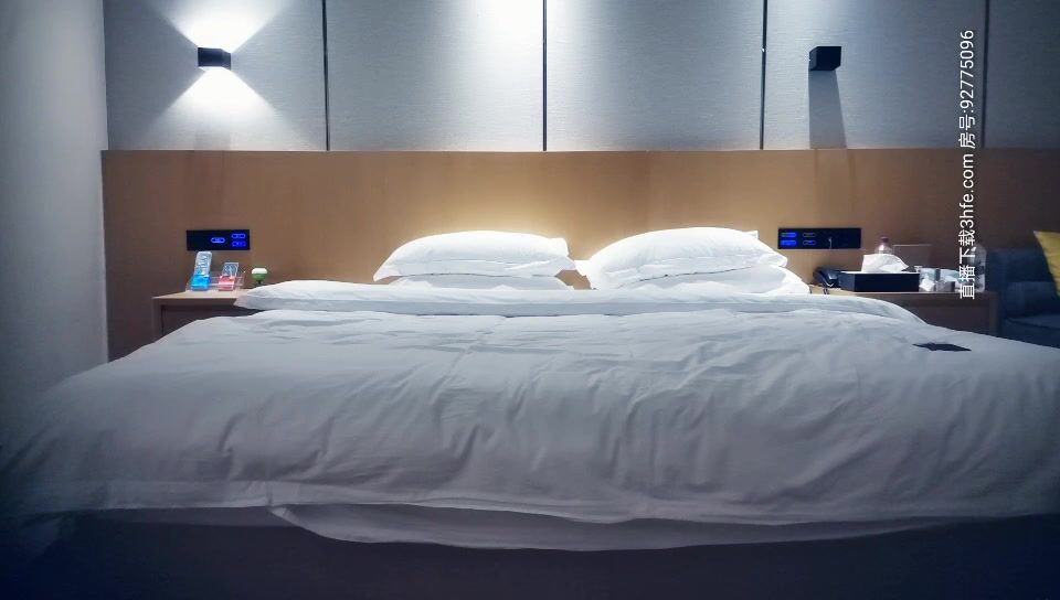 本人比照片还漂亮 ，美腿包臀裙模特 ，撩下裙子吸吮舔奶 ，小姐姐很暧昧，埋头舔骚逼，美腿肩上扛，人肉打桩机怼着小穴爆操