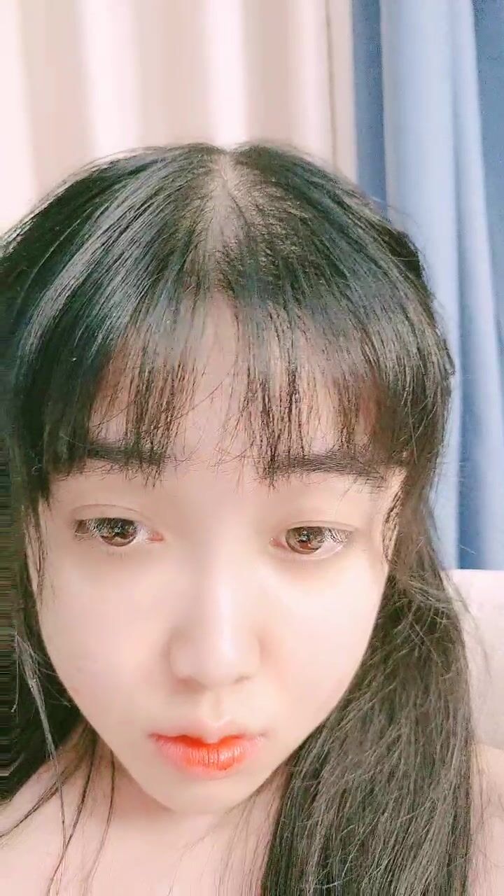 少妇带着少女一起诱惑狼友，全程露脸互相舔逼玩弄，对着镜头风骚迷人舔逼又吃奶，表情好骚精彩刺激不要错过