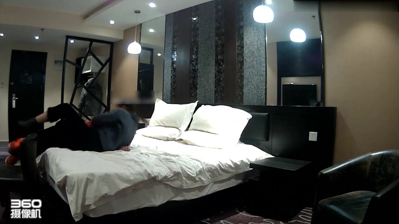 情趣酒店摄像偷拍，小情侣开房操逼，极品马尾辫小女友，170CM细长美腿好身材，舔硬JB插入揉捏奶子，小伙子姿势有