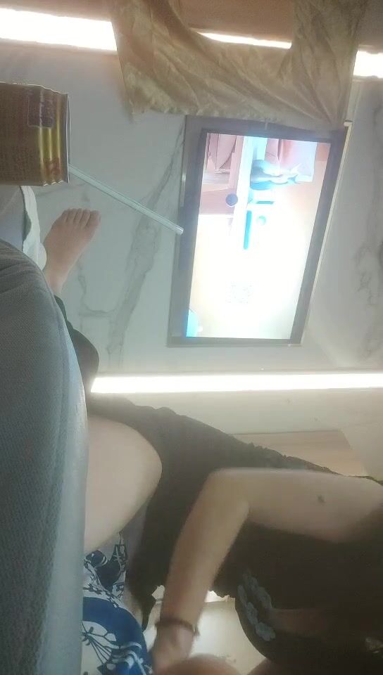 2022-3-14【搞沐足女技师】大长腿足疗少妇，服务周到骑在身上按摩，撩起裙子摸摸搞搞，拨开内裤用JB磨蹭